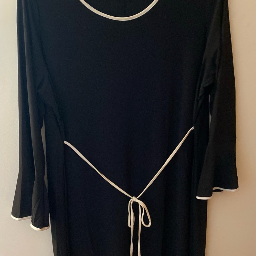 Gramercy 22 Women’s Black Dress with White trim flared sleeve & bottom. 3X NWOT